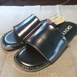 DKNY Sandals Studded w. Rhinestones, Silver Size 5